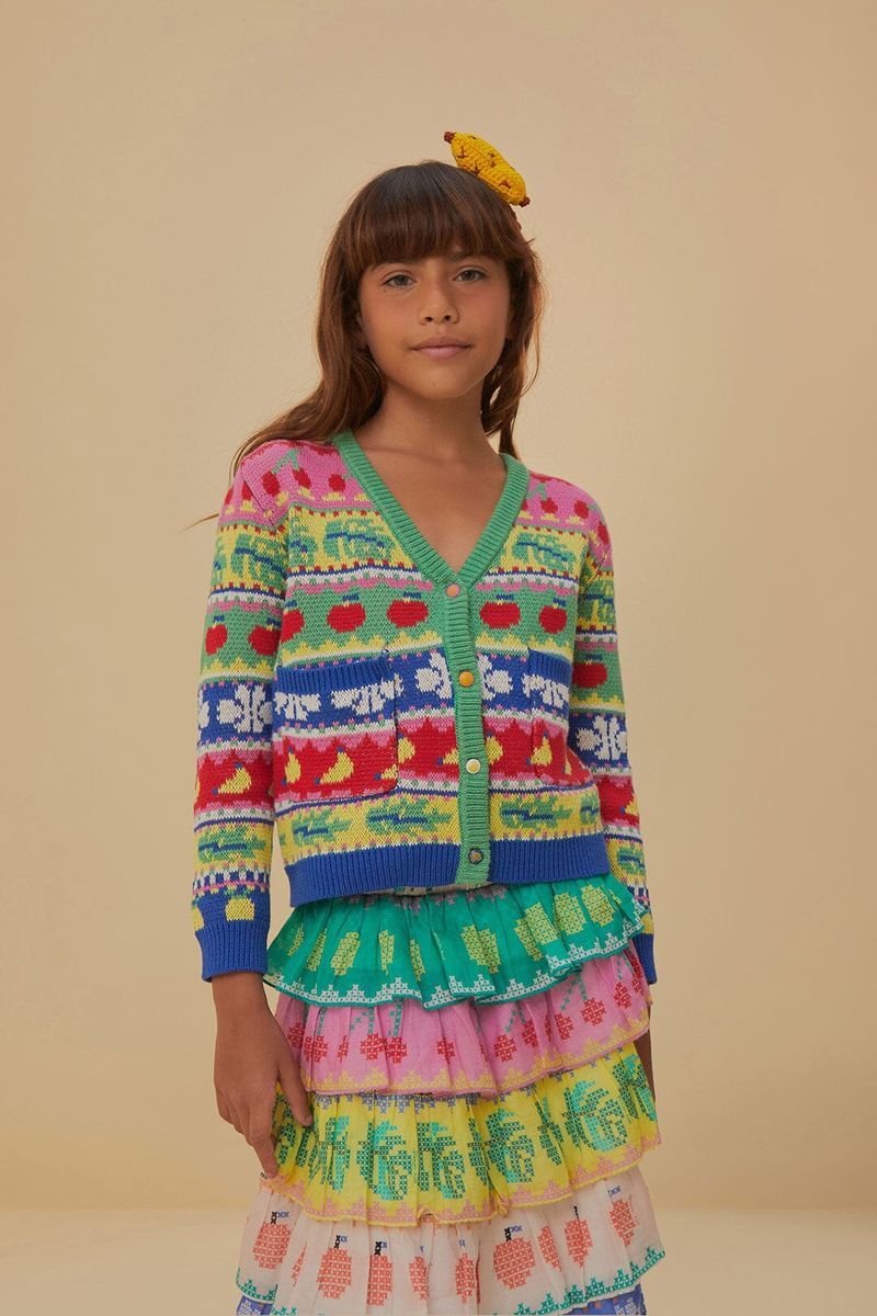 Verspielte Kinderstrickjacke mit Fruchtmotiven
