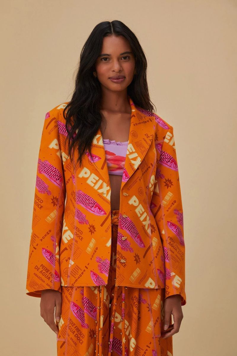 Lebendiger orangefarbener Blazer mit Fischmuster