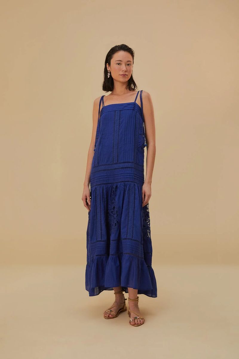 Blaues Maxikleid mit Spitzenbesatz