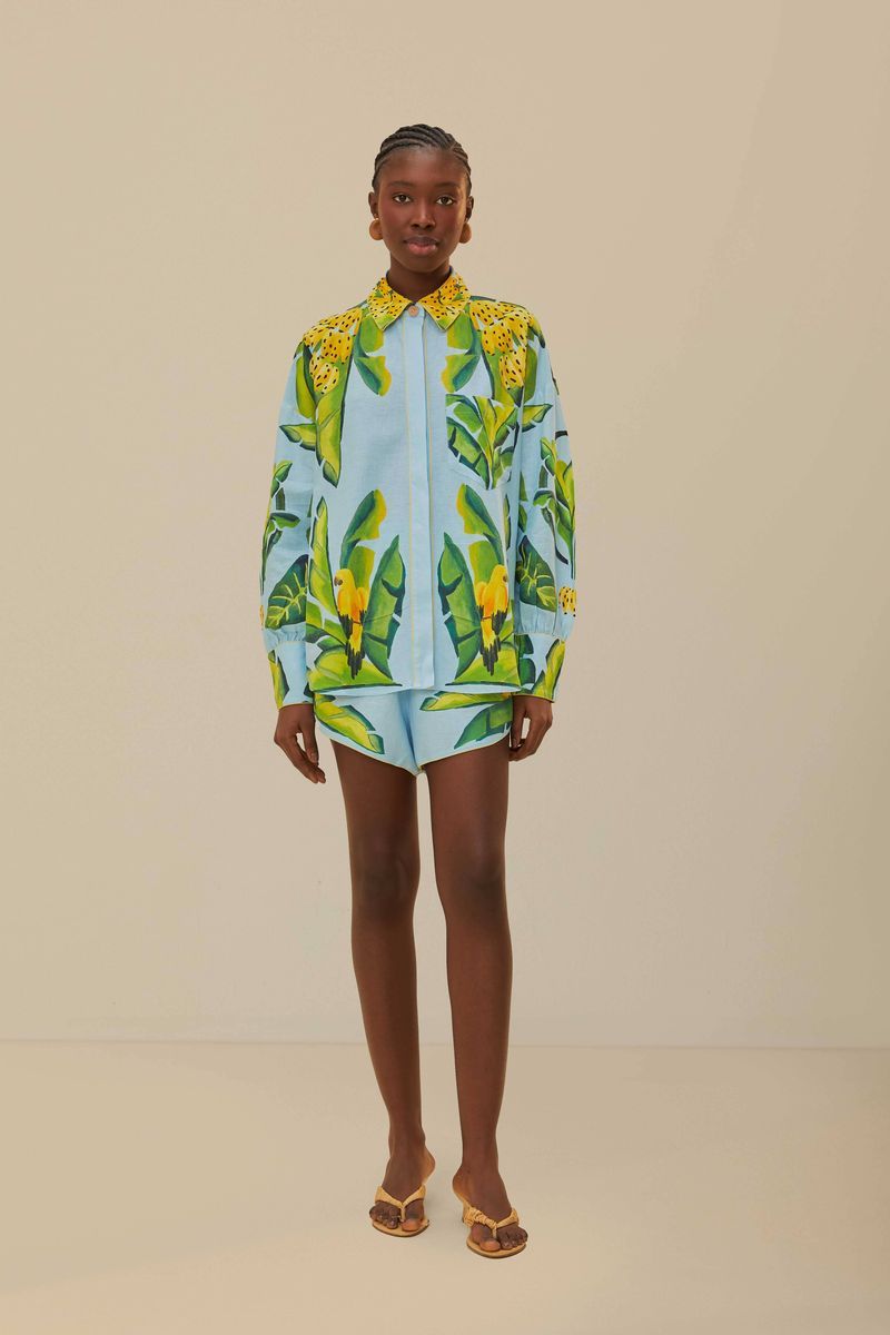 Blaue Shorts mit Sommerfoliage-Print