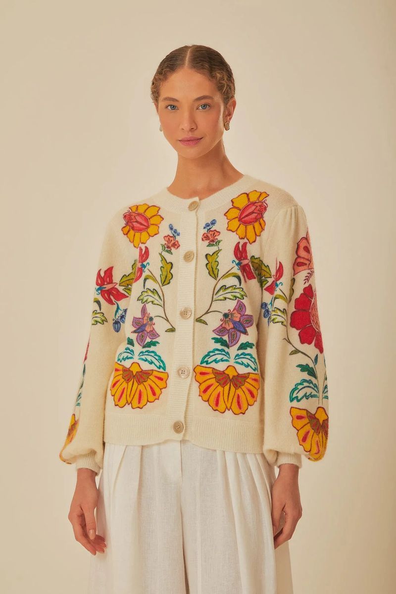 Gestrickte Strickjacke mit Blumenstickerei