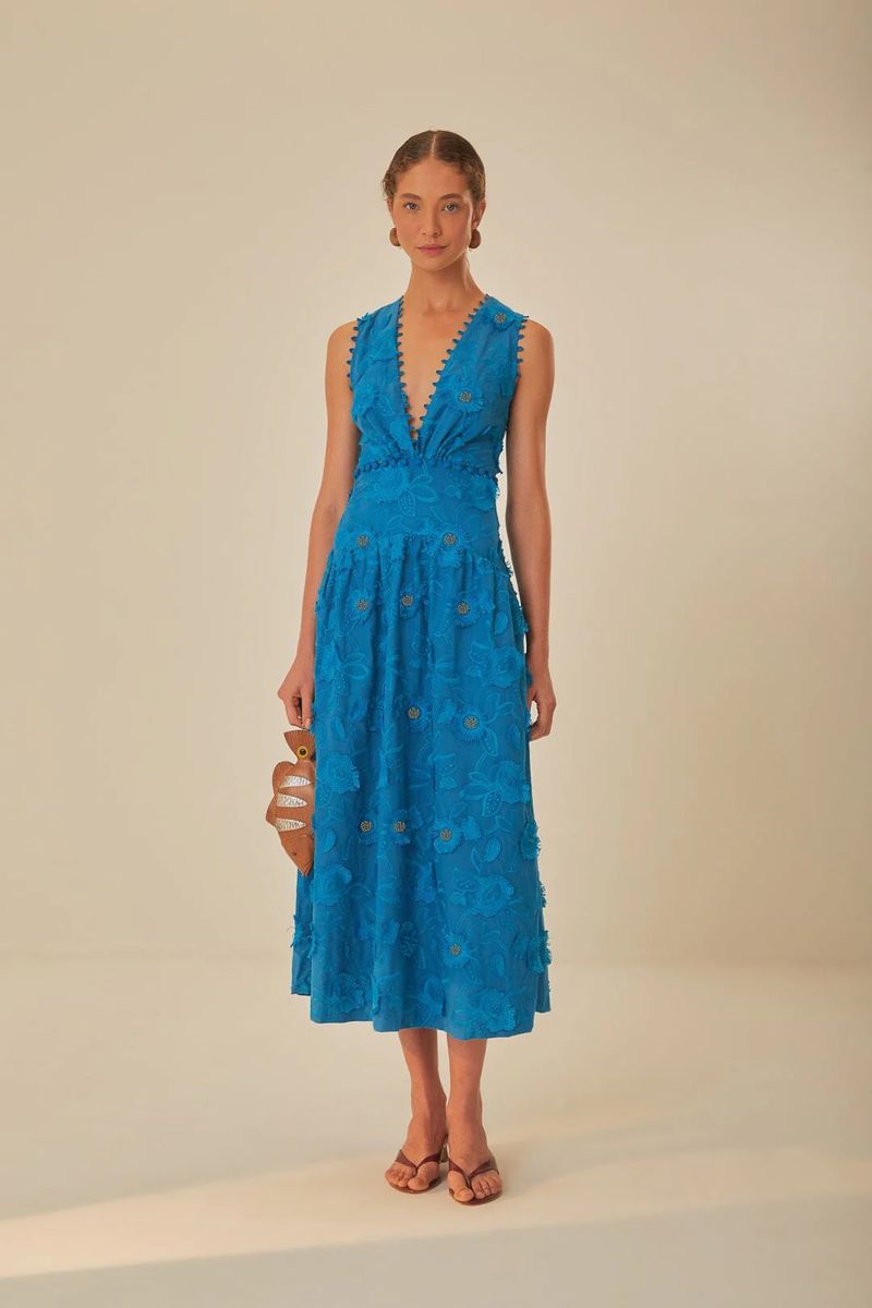 Blaues, blumengesticktes Midikleid