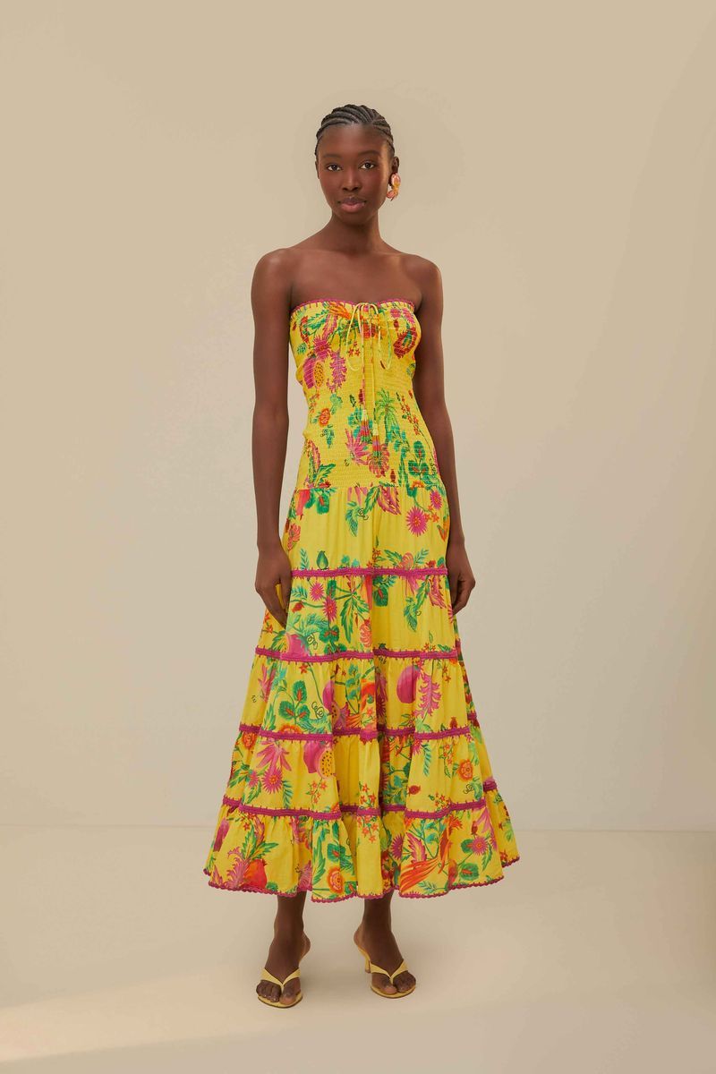Gelbes florales, gesmoktes Stufen-Maxikleid