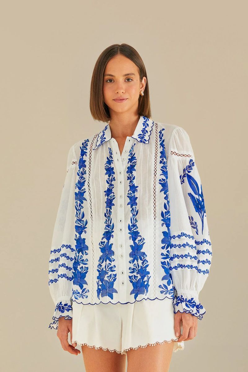 Blaue Blumenbestickte Leinenbluse