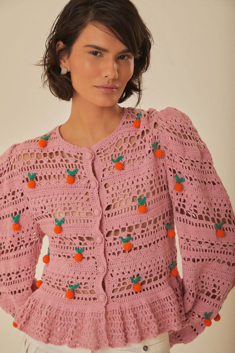 Gehäkelte Strickjacke mit orangen Details