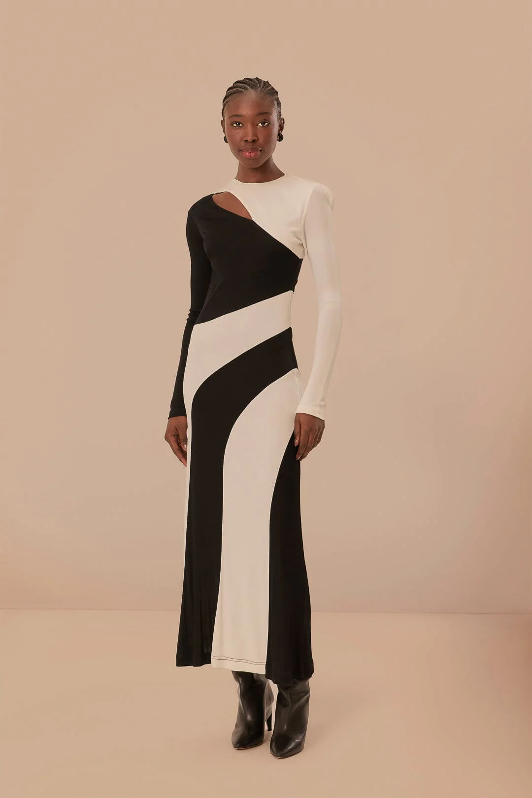 Asymmetrisches, farblich abgesetztes Langarmkleid
