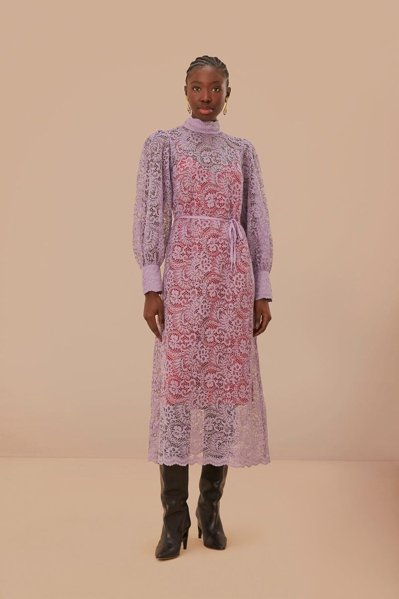 Fliederfarbenes Midi-Spitzenkleid mit Gürtel