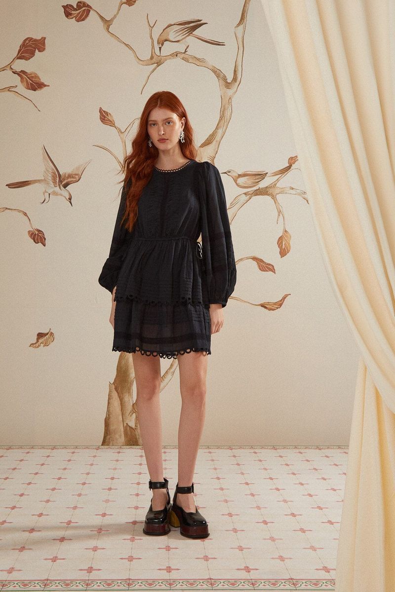 Schwarzes Mini-Kleid mit langen Ärmeln und Spitzendetails