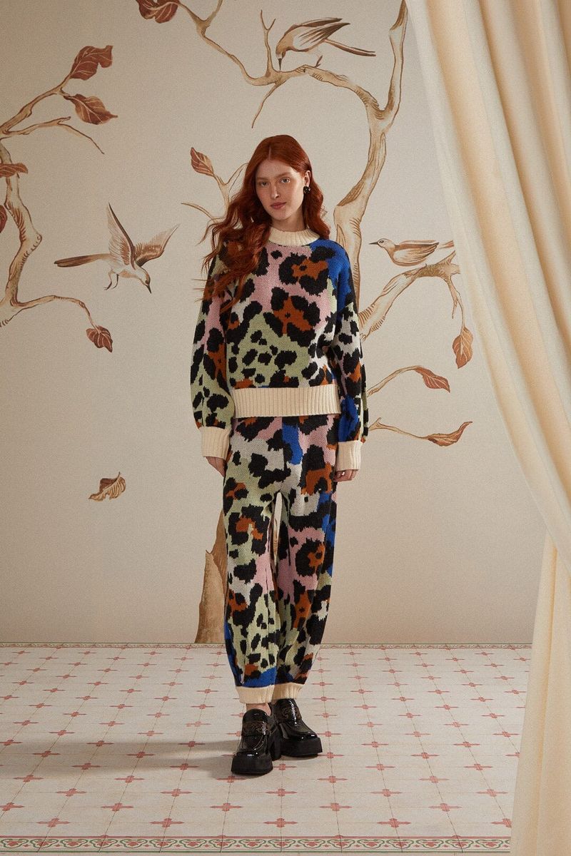 Bunte Strickhose mit Leopardenmuster