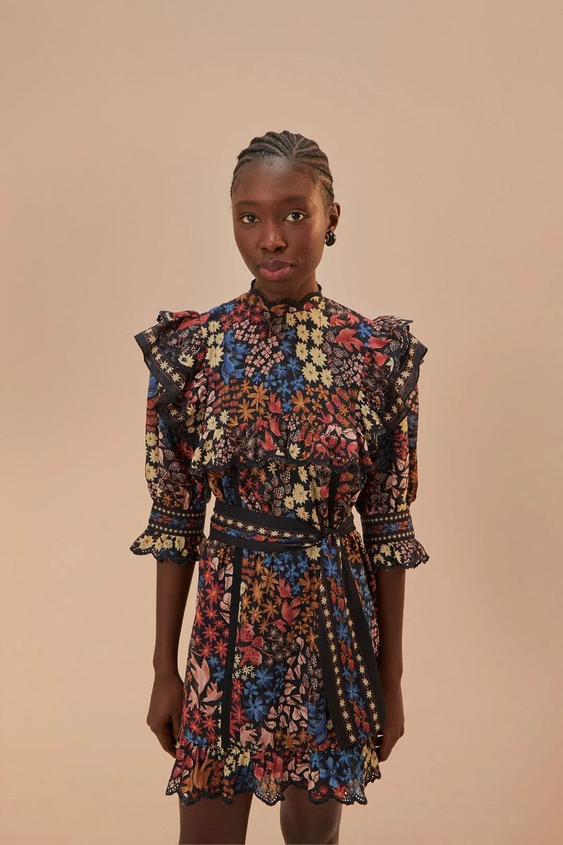 Geblümtes Rüschen-Minikleid mit Bindegürtel