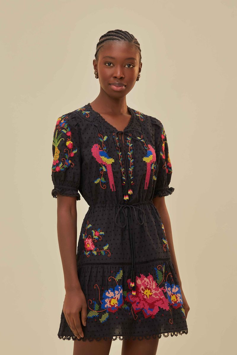 Verspieltes schwarzes, besticktes Minikleid