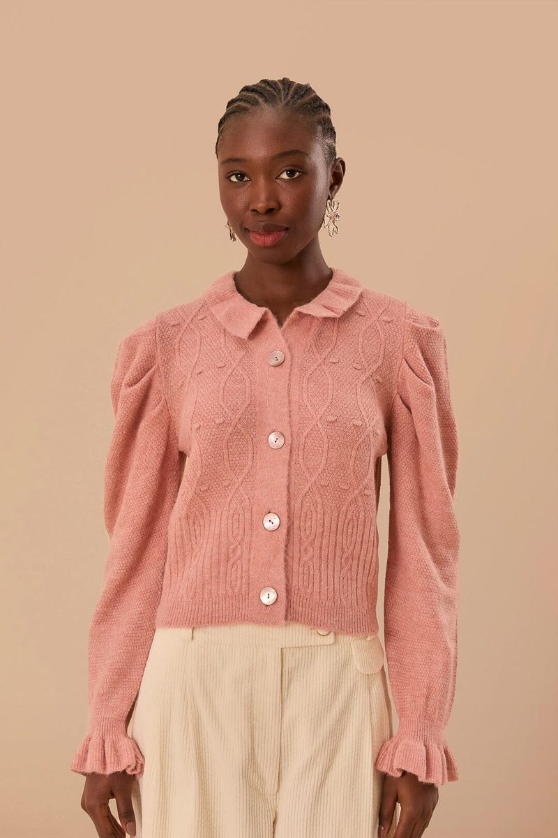 Strickjacke mit Zopfmuster und Rüschenkragen