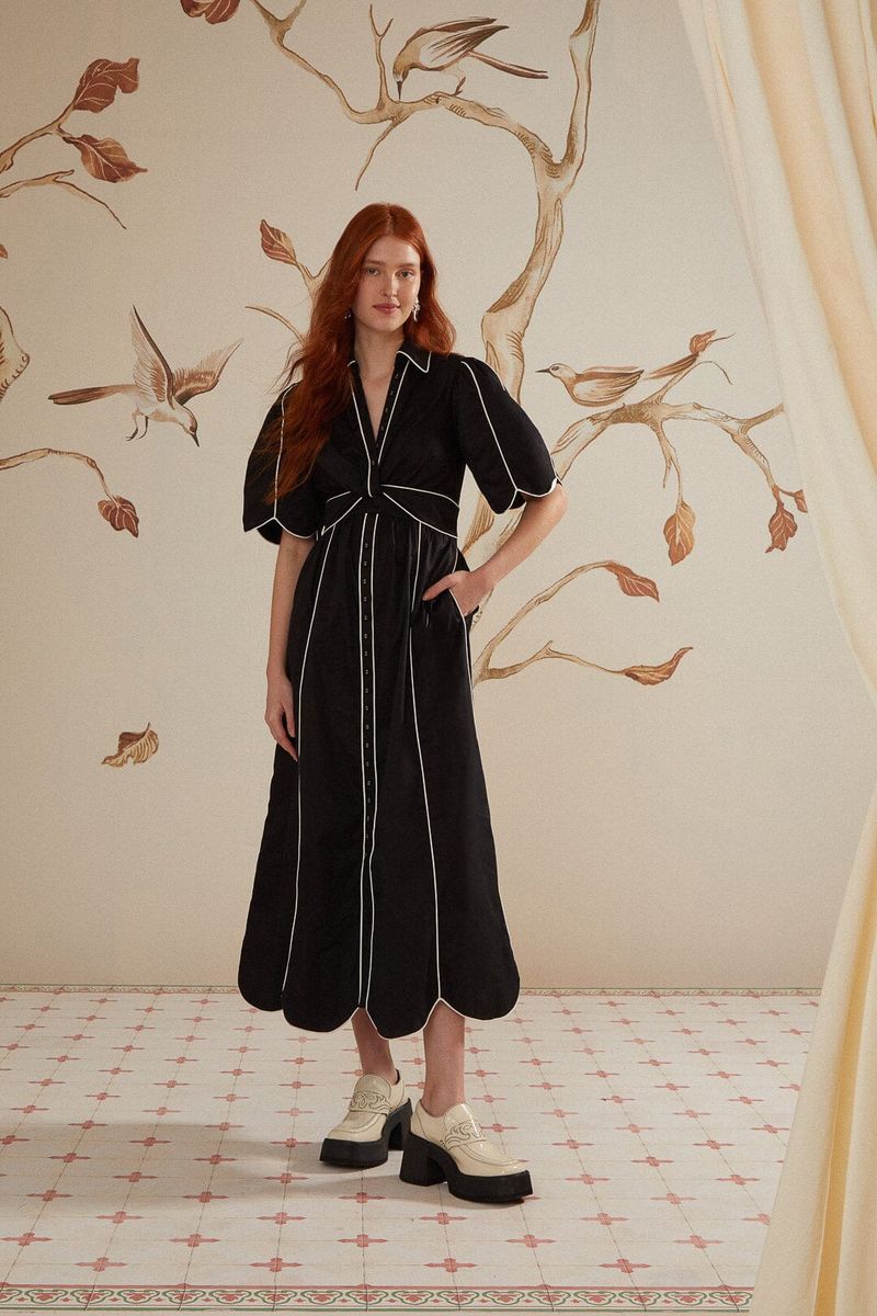 Schwarz-weißes Midikleid mit Paspelierung