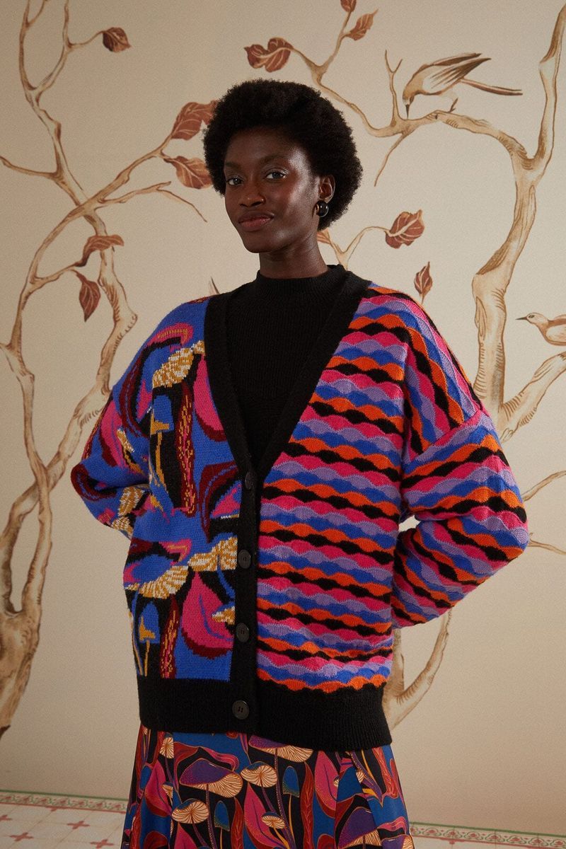 Lebhafte Strickjacke mit Pilzprint