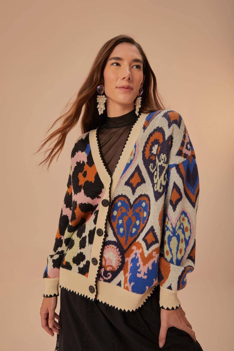 Gestrickte Strickjacke mit gemischten Ikat-Herzen