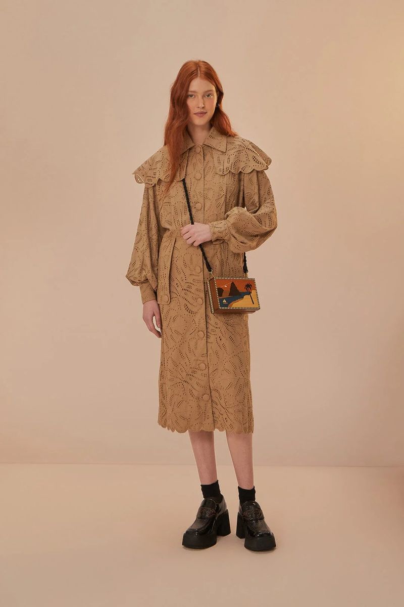 Trenchcoat mit Lochstickerei und Rüschenkragen