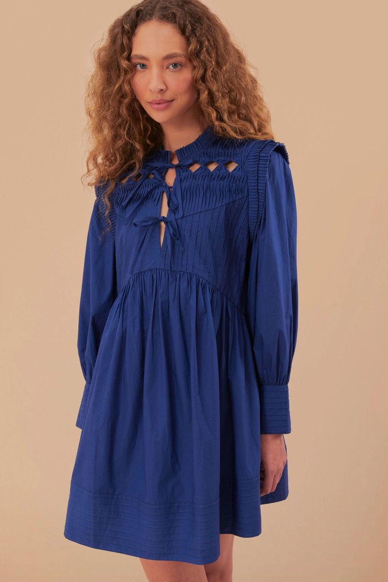 Elegantes Mini-Kleid mit offener Passe