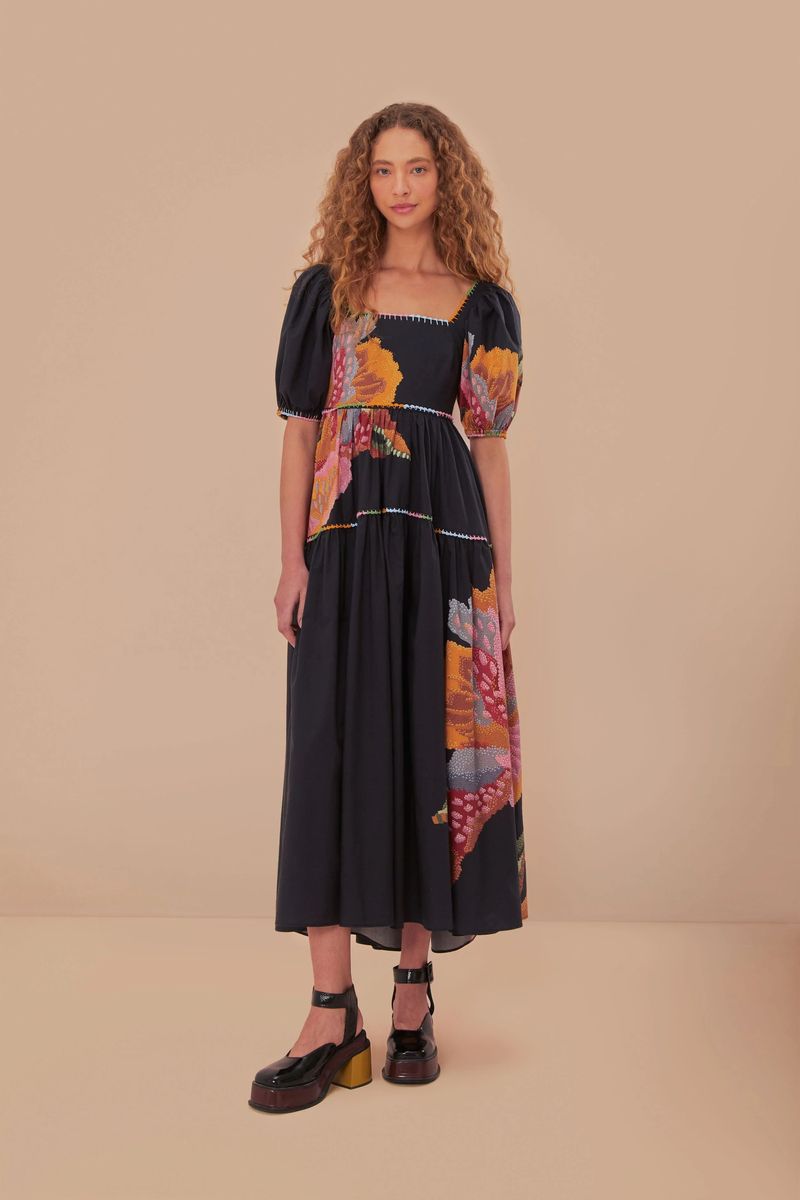 Verspieltes Maxikleid mit Blumenakzenten