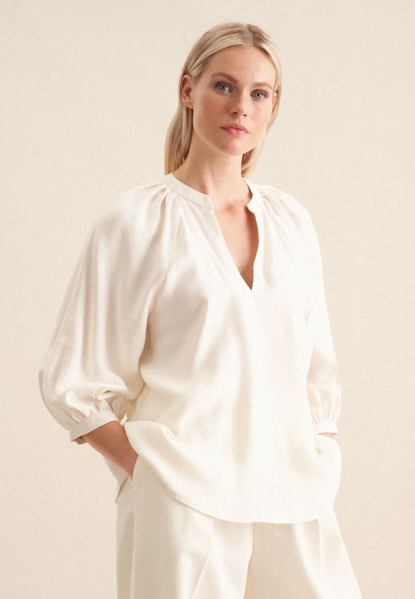 Elegante beige Bluse mit V-Ausschnitt und Ärmeln