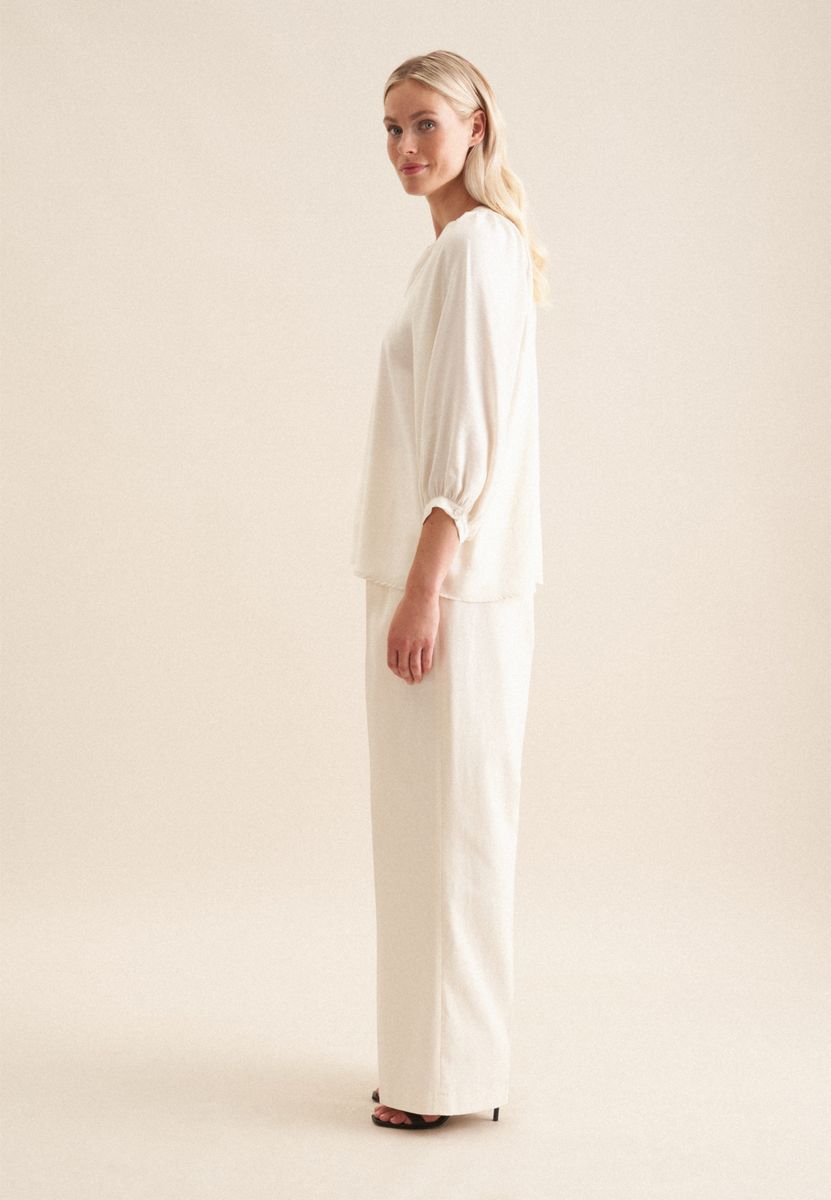 Elegante beige Bluse mit V-Ausschnitt und Ärmeln