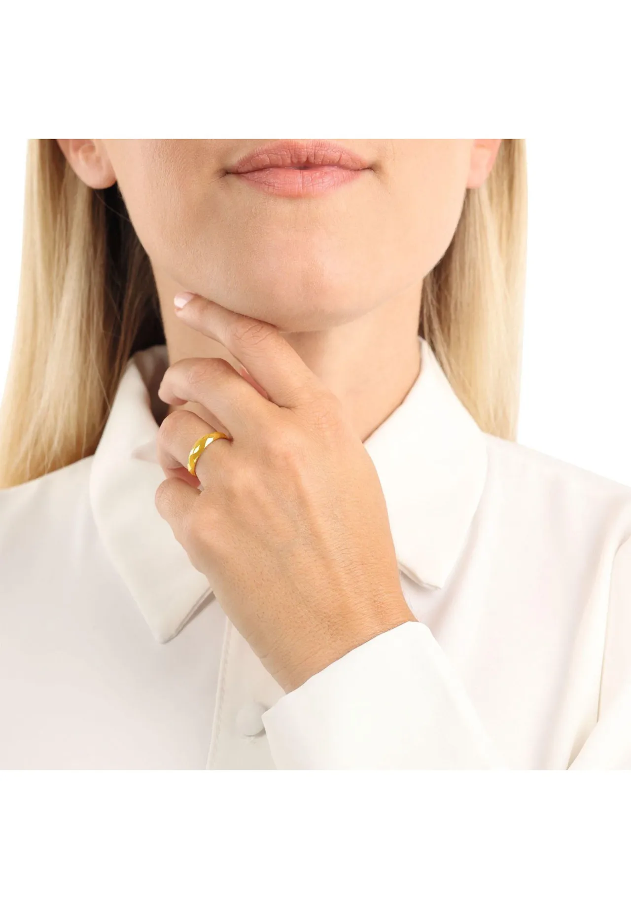 Goldfarbener facettierter Bandring