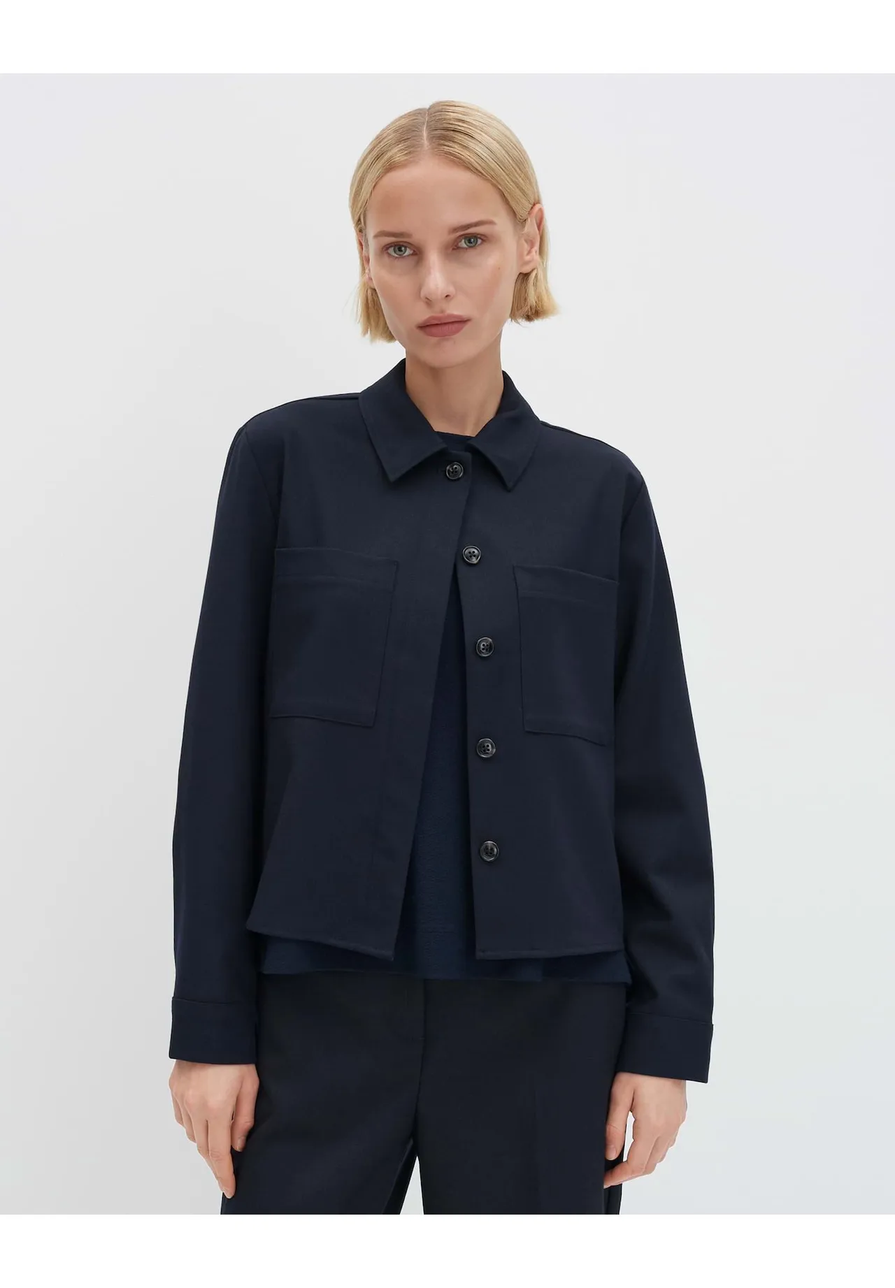 Marineblaues Crop-Overshirt mit Taschen