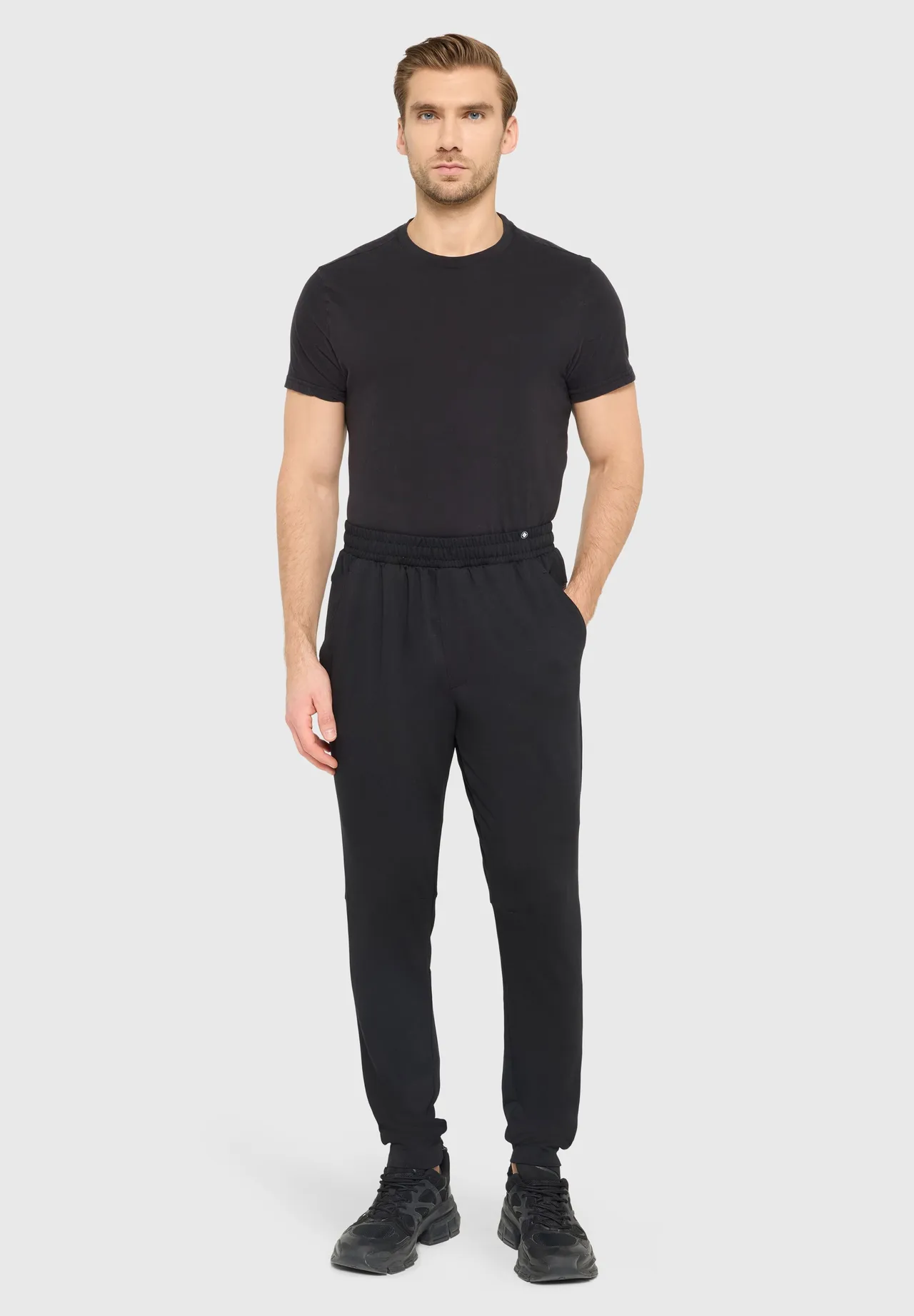 Schmale sportliche Jogginghose