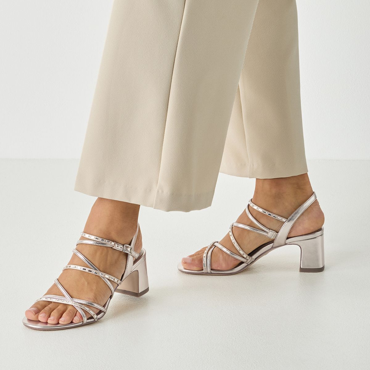 Riemchensandalen mit Blockabsatz und Strass
