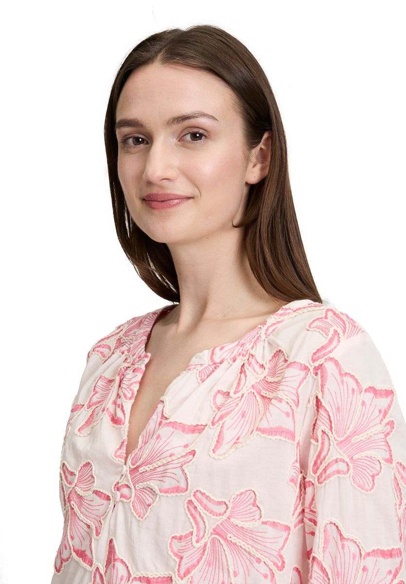 Floral bestickte Bluse mit Dreiviertelärmeln