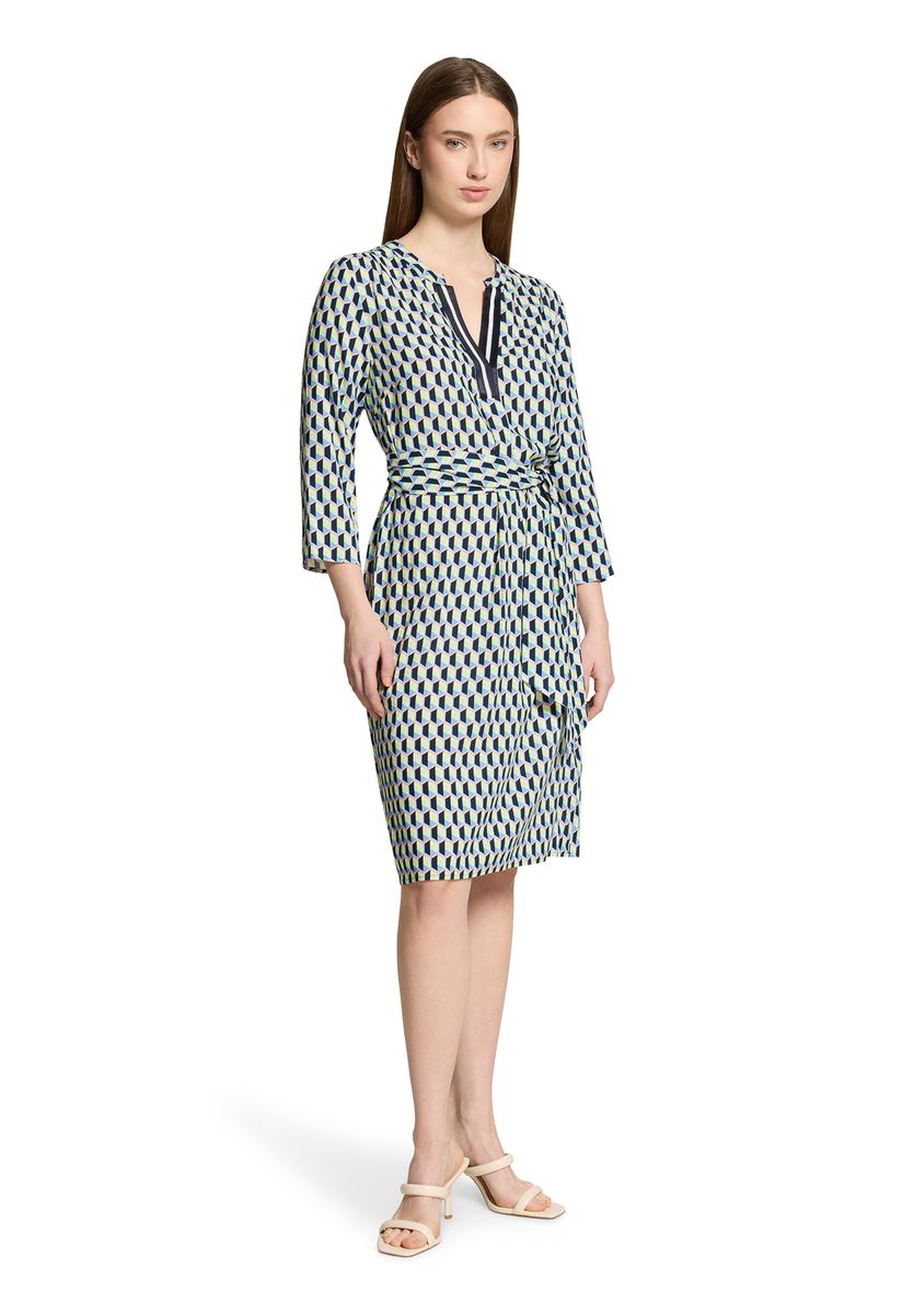 Geometrisches Hemdblusenkleid mit Bindegürtel