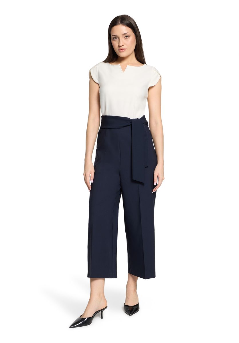 Zweifarbiger, weibeiniger Jumpsuit mit Bindegürtel