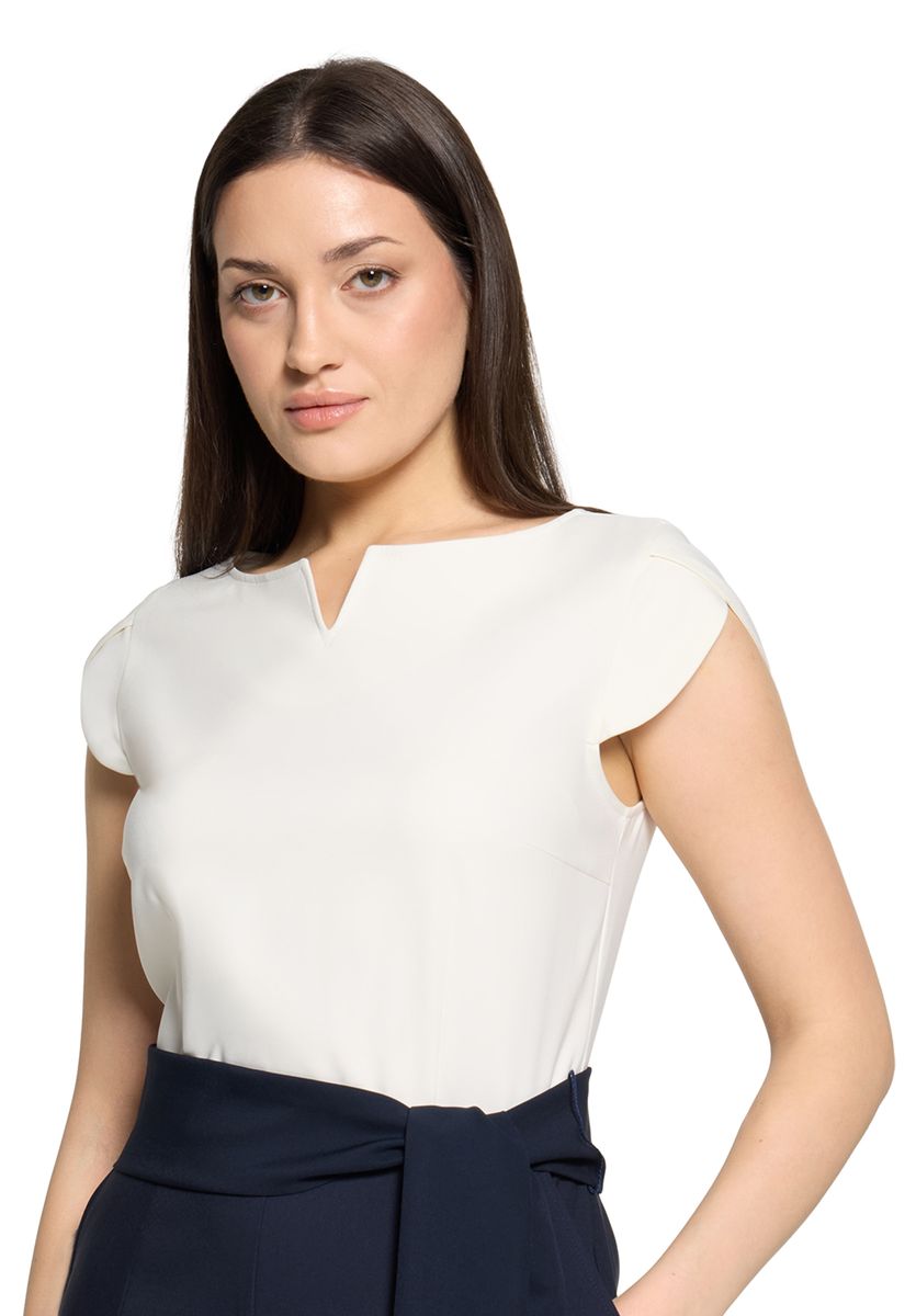 Zweifarbiger, weibeiniger Jumpsuit mit Bindegürtel