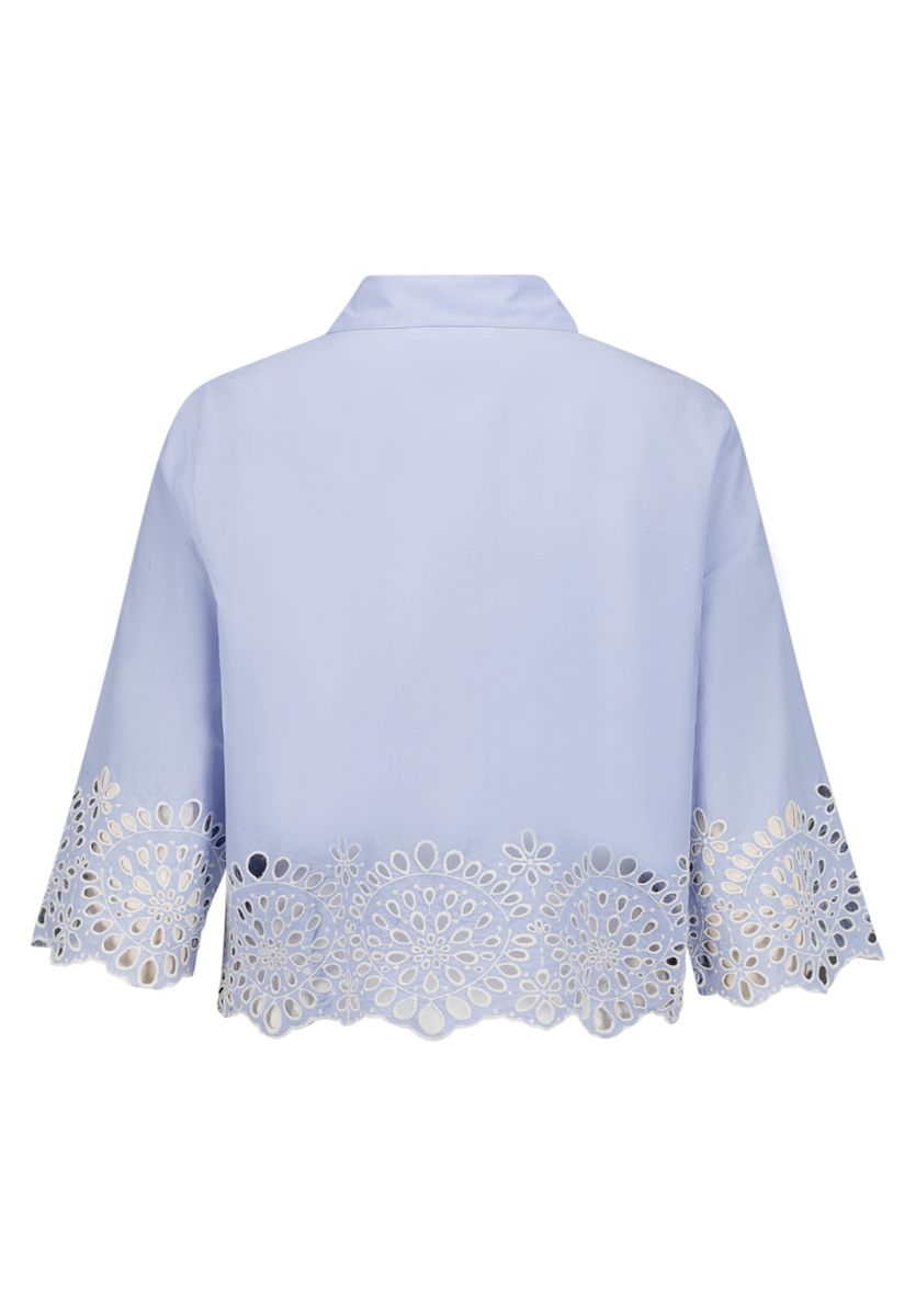 Kurze Bluse mit Lochstickerei