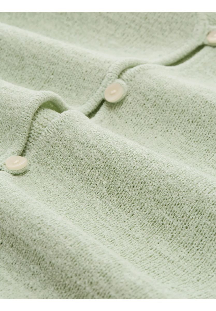 Kurze Strickjacke mit Knöpfen