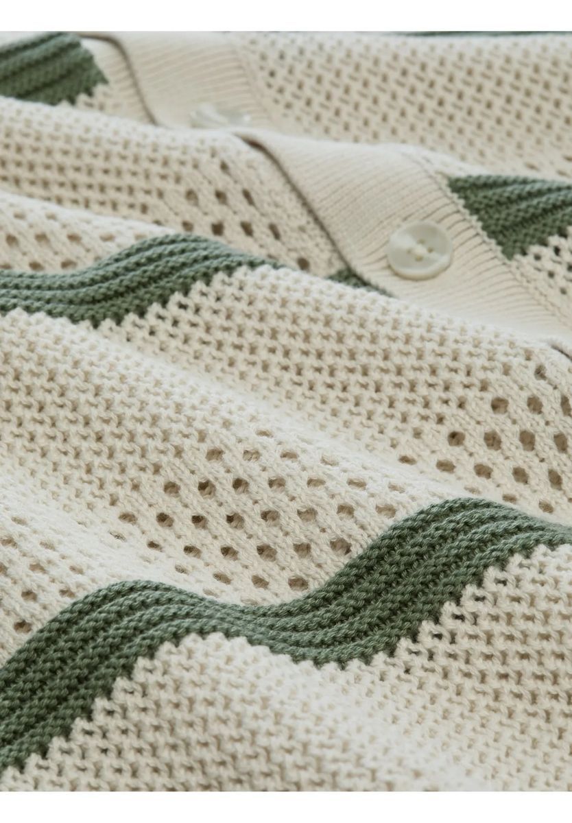 Gestreifte Strickjacke mit Lochmuster und Polokragen
