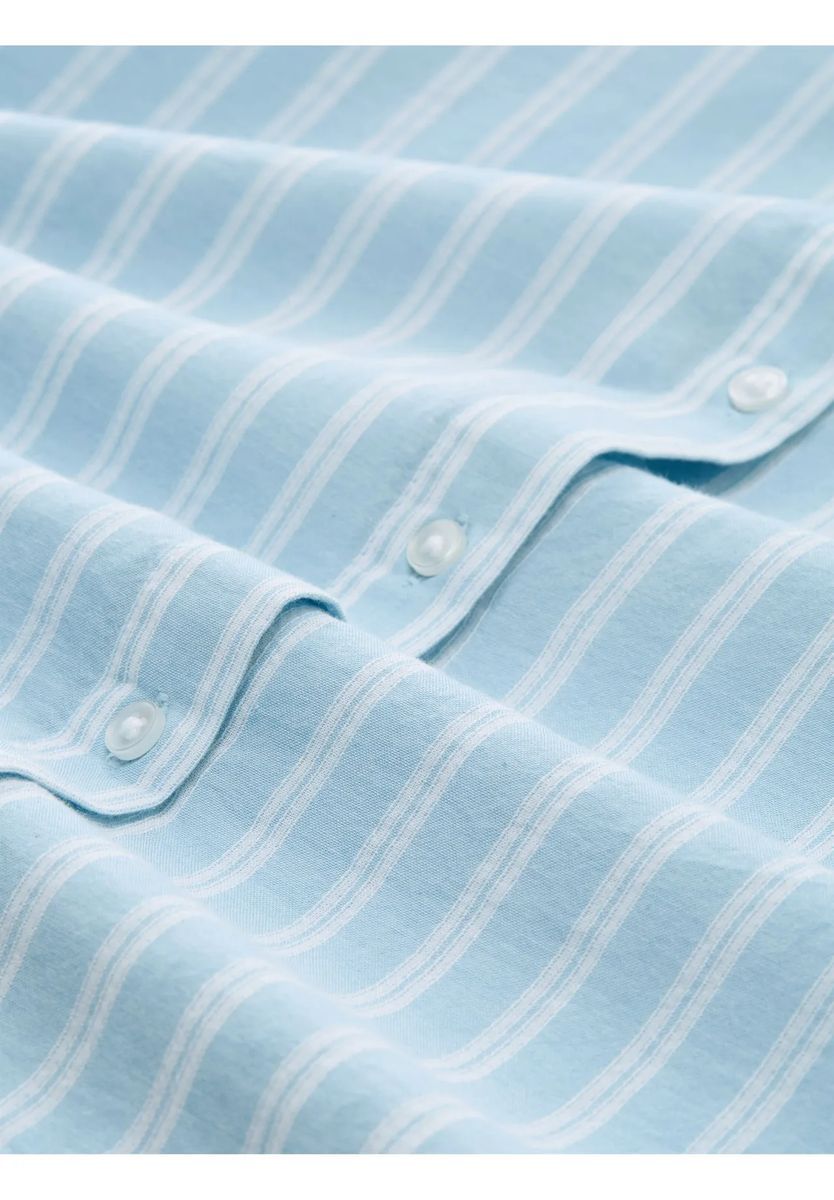 Blau und Weiß gestreiftes, kastenförmiges Hemd