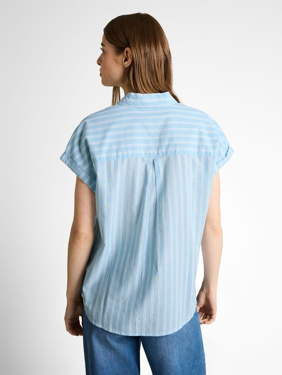 Blau und Weiß gestreiftes, kastenförmiges Hemd