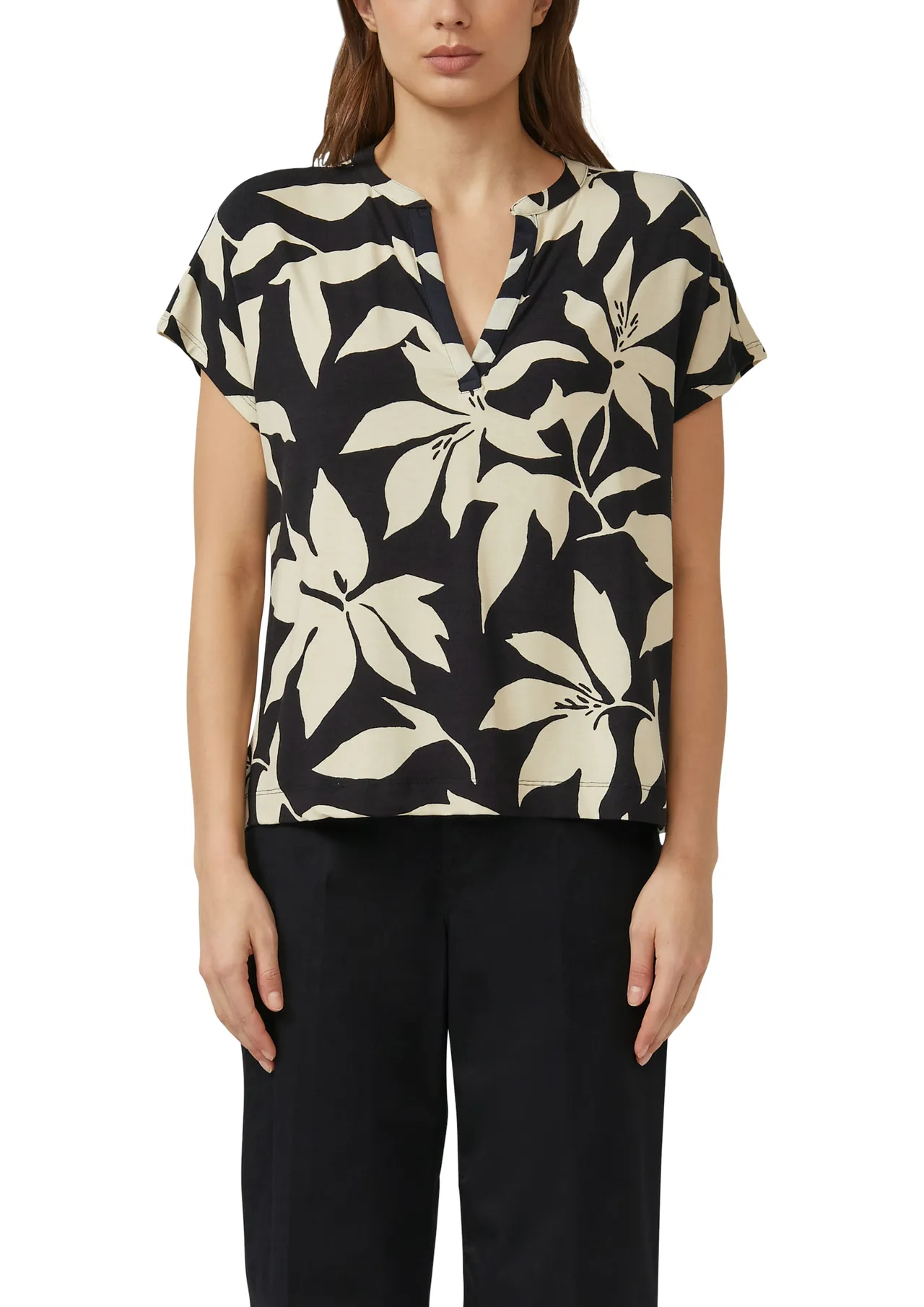 Kurzarmshirt mit Blumenmuster und V-Ausschnitt