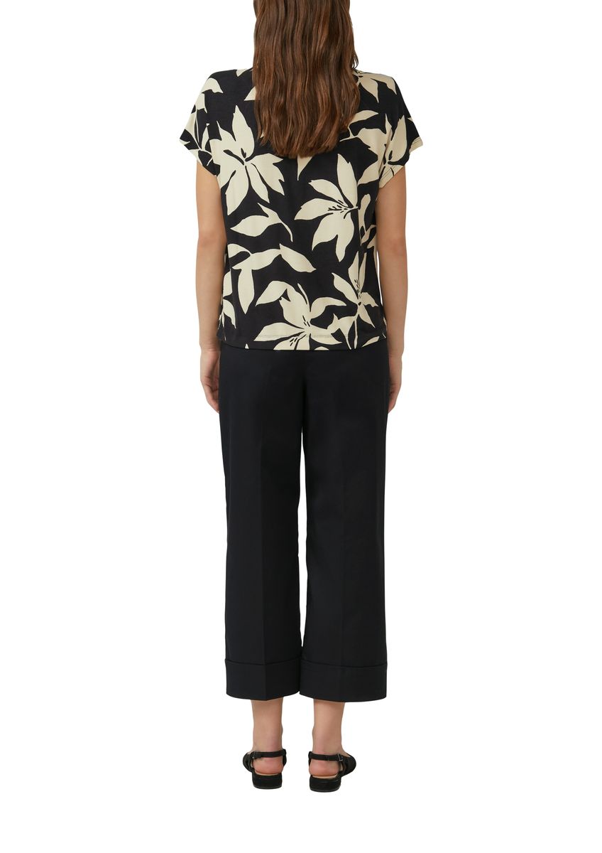 Kurzarmshirt mit Blumenmuster und V-Ausschnitt