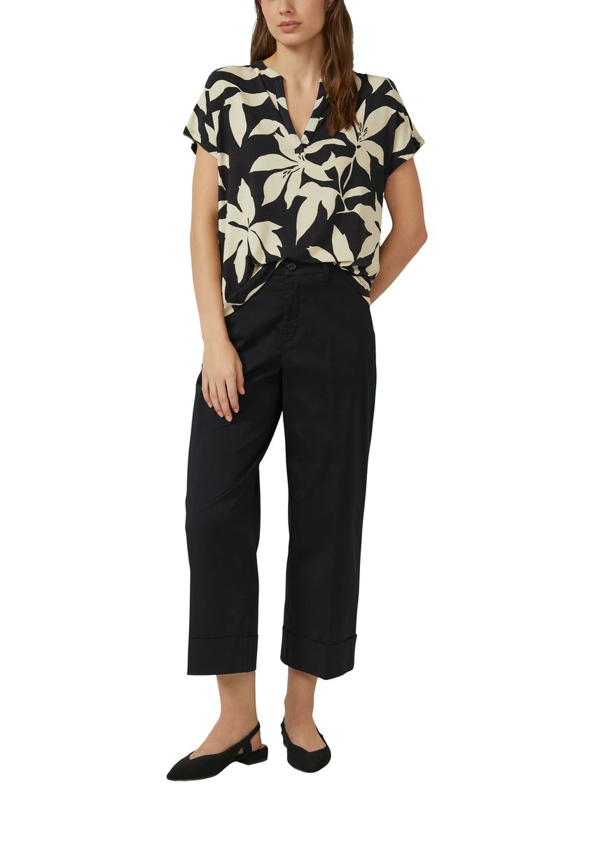 Kurzarmshirt mit Blumenmuster und V-Ausschnitt