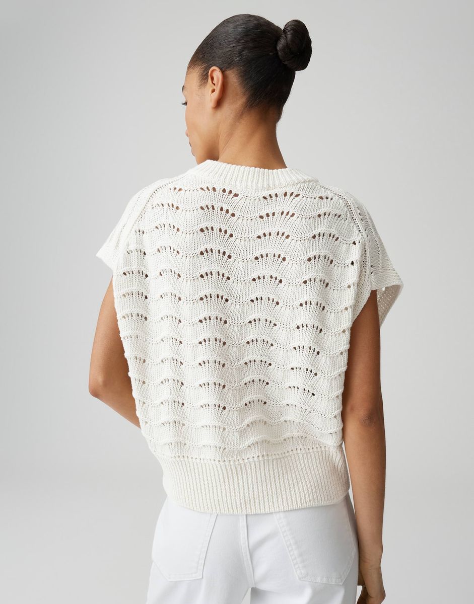 Ärmelloser Strickpullover mit Häkelmuster