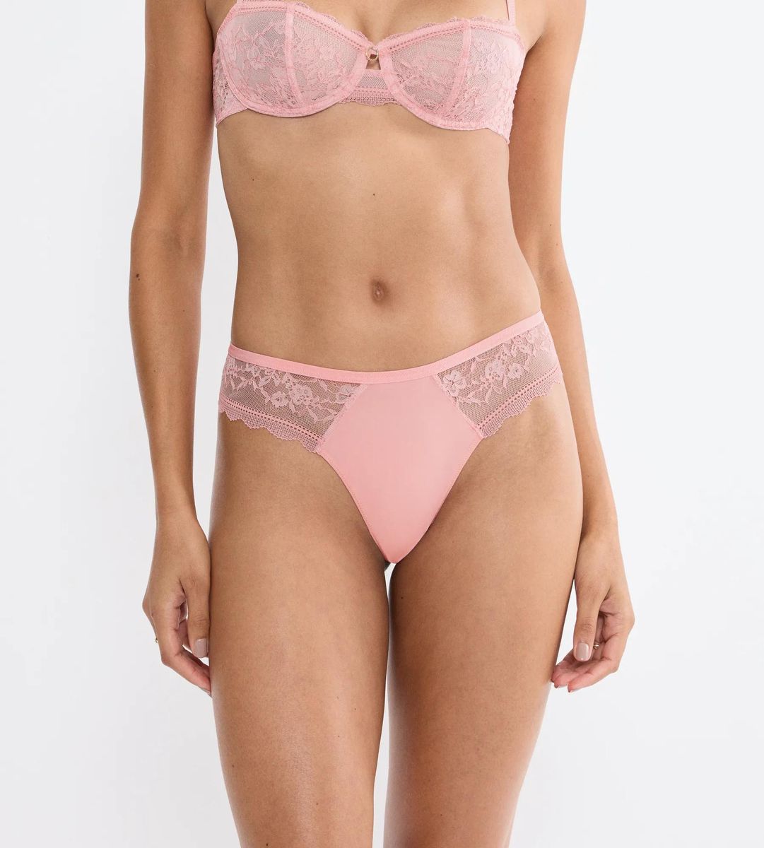 String-Tanga mit Spitzendetails