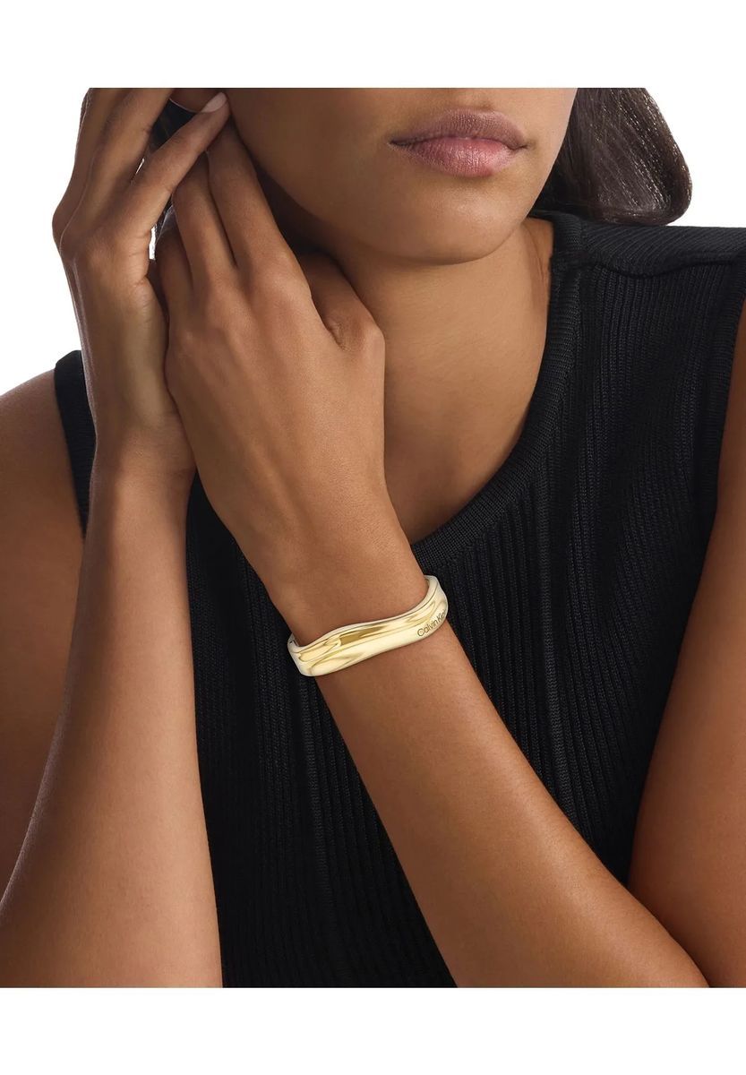 Modernes goldfarbenes Armreif
