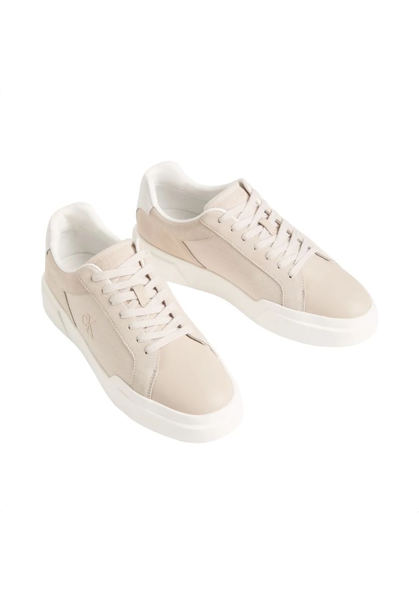 Minimalistischer cremefarbener Ledersneaker