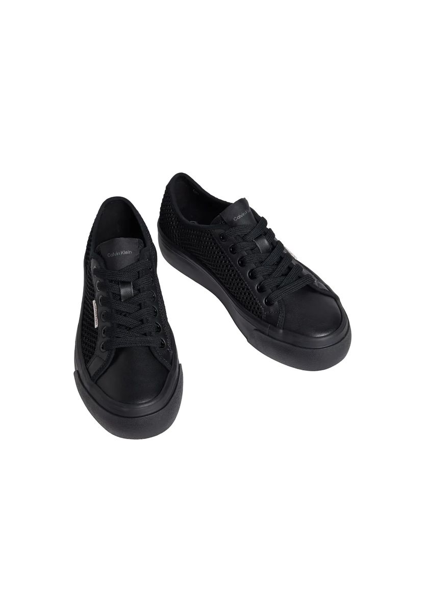 Perforierte schwarze Plateau-Sneakers