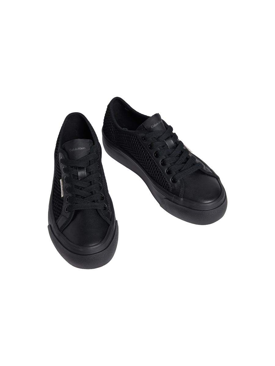 Perforierte schwarze Plateau-Sneakers