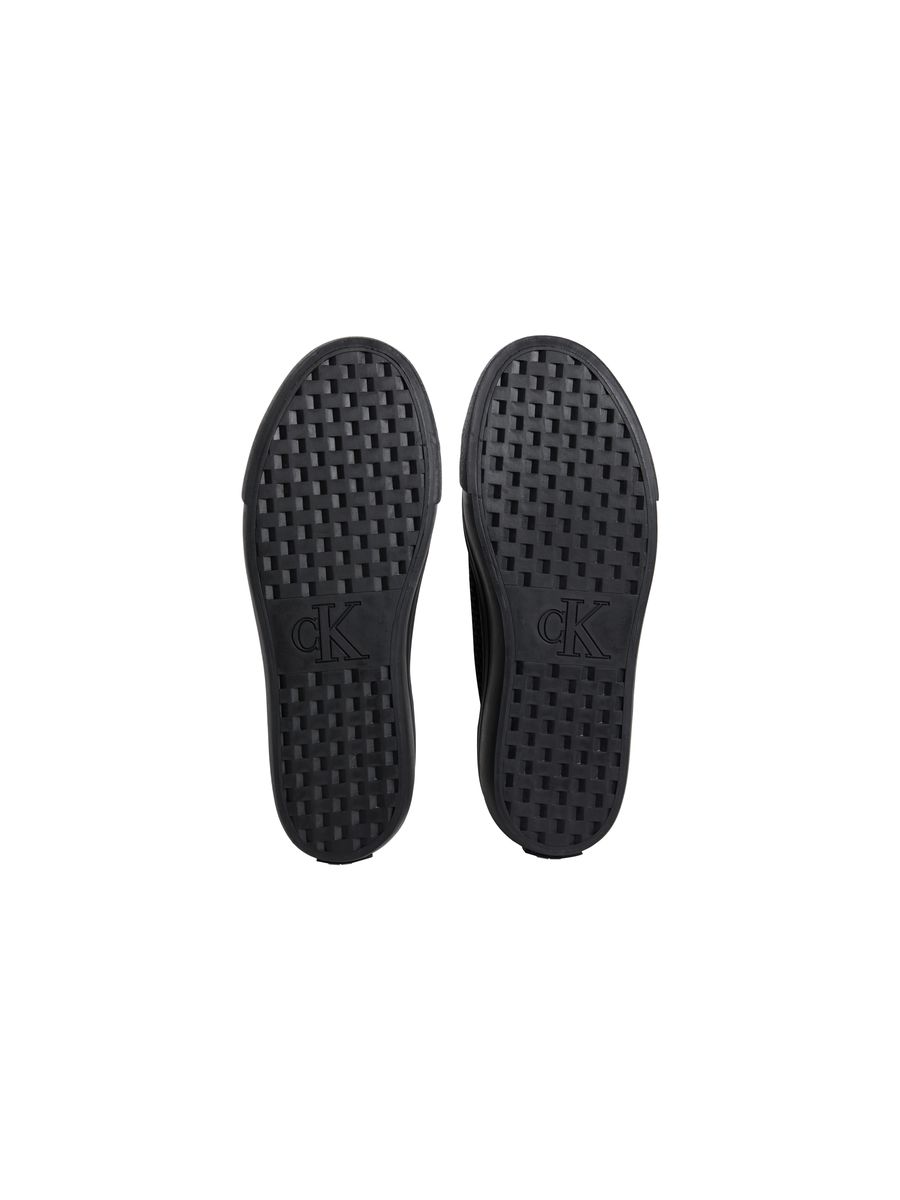 Perforierte schwarze Plateau-Sneakers