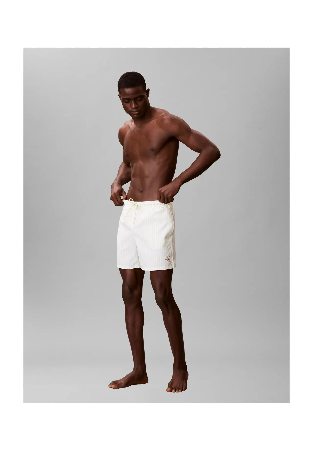 Grün und Weiß gestreifte Badeshorts