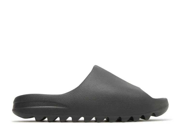 Minimalistischer, moderner Slip-On-Sandalen
