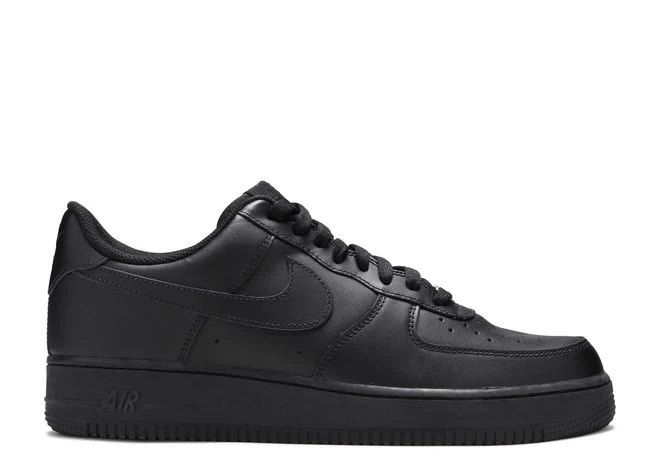 Klassischer Triple Black Leder Sneaker